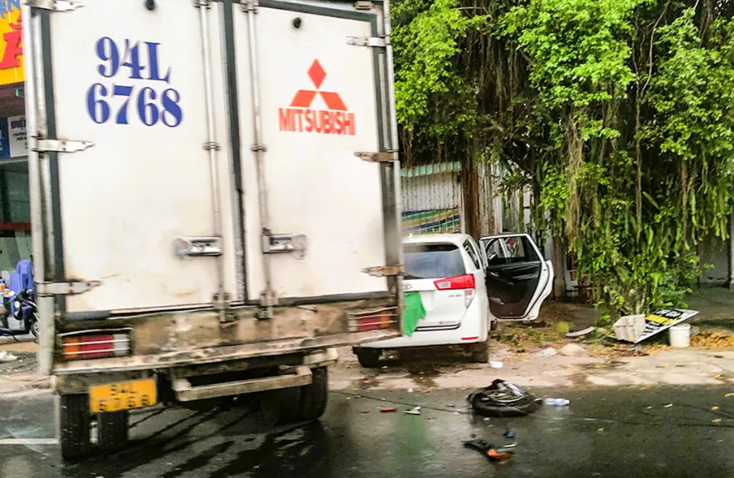 Tai nạn liên hoàn trên Quốc lộ 1 làm cụ ông 79 tuổi tử vong, nhiều người bị thương - Ảnh 1.