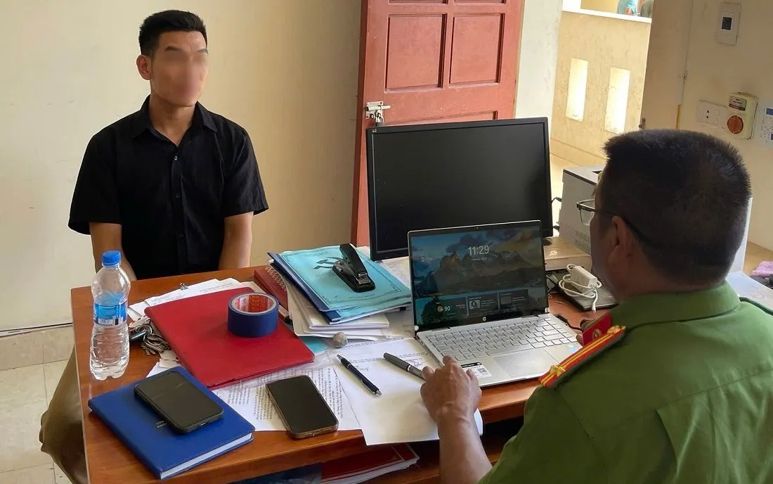 Công an xã Mỹ Lý triệu tập, làm việc chủ tài khoản “H.Ô”. Ảnh: CA tỉnh Nghệ An Công an xã Mỹ Lý triệu tập, làm việc chủ tài khoản “H.Ô”. Ảnh: CA tỉnh Nghệ An