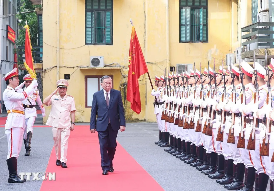 Tổng Bí thư Tô Lâm đến thăm Cục An ninh chính trị nội bộ (Bộ Công an). Tổng Bí thư Tô Lâm đến thăm Cục An ninh chính trị nội bộ (Bộ Công an).