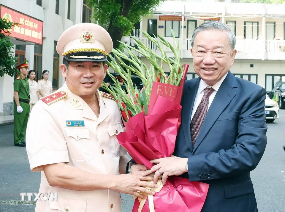 Trung tướng Đinh Văn Nơi, Cục trưởng Cục An ninh chính trị nội bộ đón Tổng Bí thư Tô Lâm. Trung tướng Đinh Văn Nơi, Cục trưởng Cục An ninh chính trị nội bộ đón Tổng Bí thư Tô Lâm.