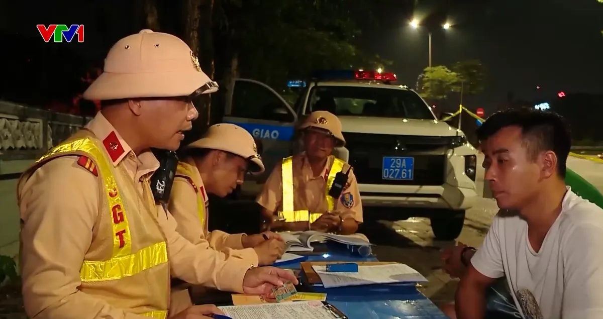CSGT Hà Nội xuyên đêm kiểm soát, xử lý xe khách vi phạm - Ảnh 1.