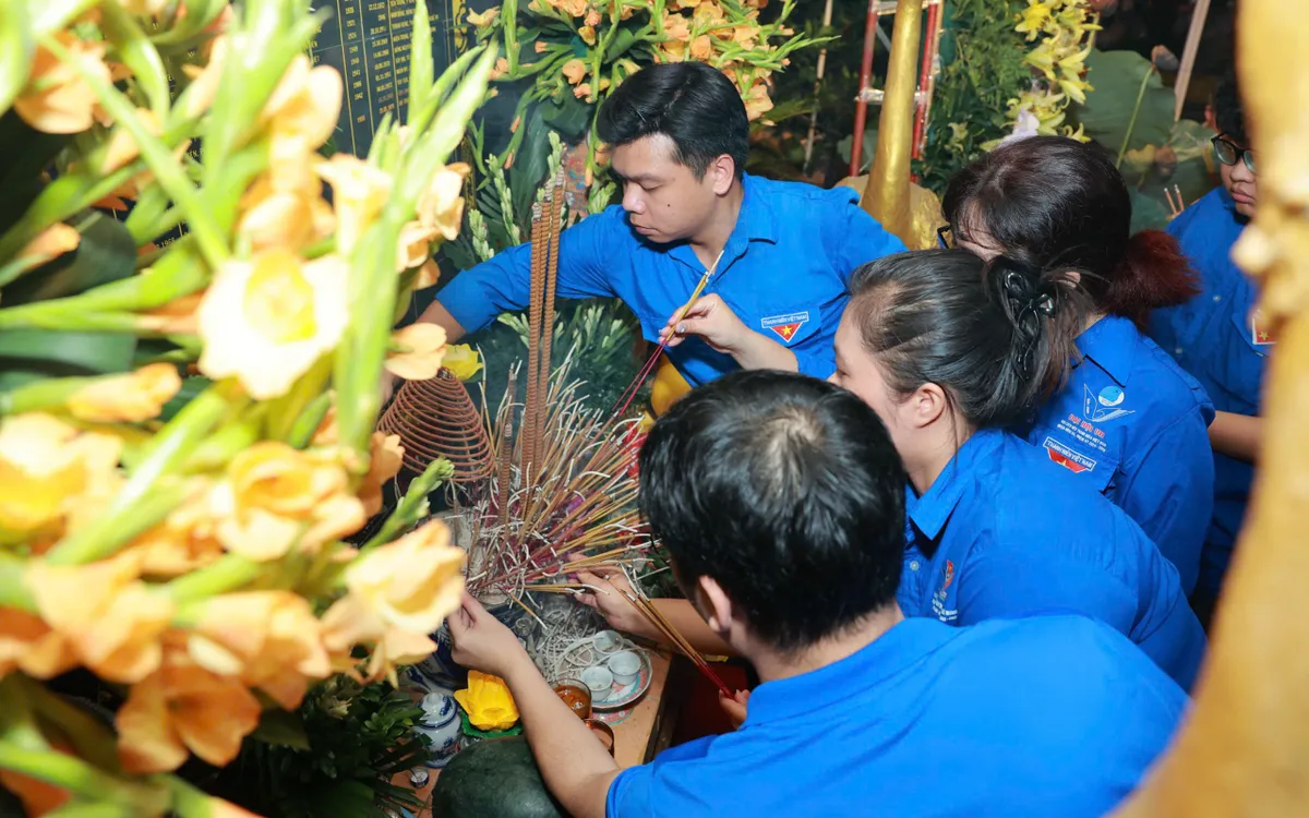 Dâng hương tri ân tại 4 Nhà bia tưởng niệm liệt sĩ trên địa bàn phường Dâng hương tri ân tại 4 Nhà bia tưởng niệm liệt sĩ trên địa bàn phường