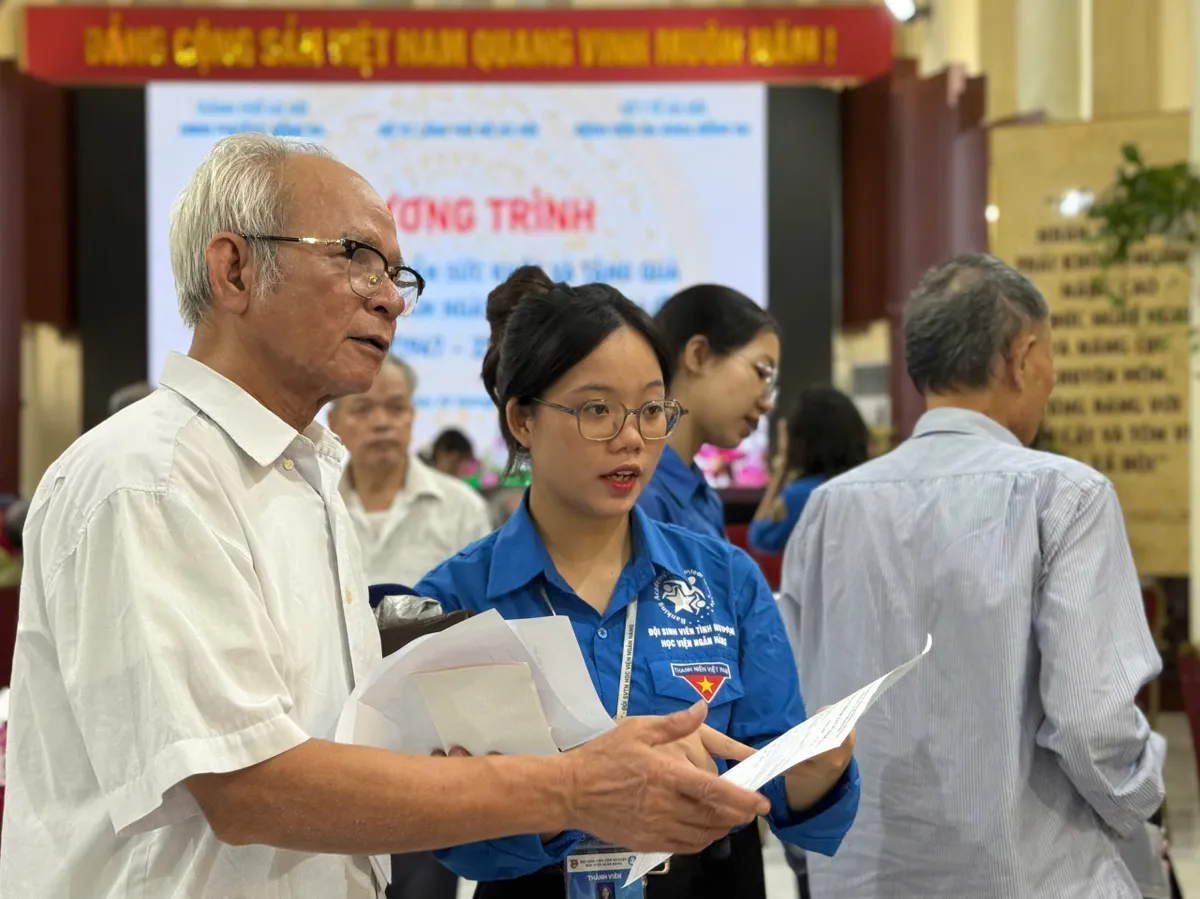 Tuổi trẻ phường Đống Đa (Hà Nội) khắc ghi đạo lý “Uống nước nhớ nguồn” - Ảnh 7.