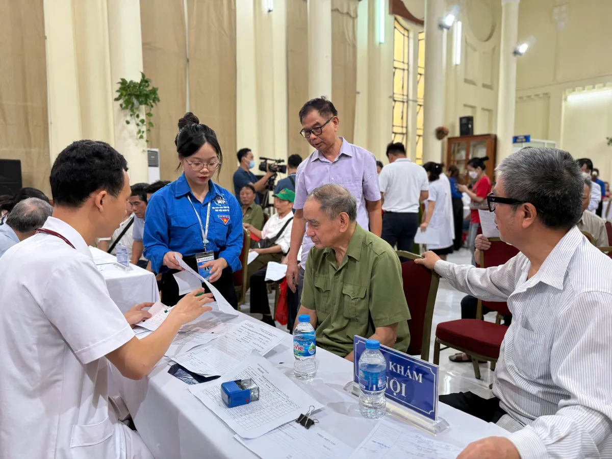 Tuổi trẻ phường Đống Đa (Hà Nội) khắc ghi đạo lý “Uống nước nhớ nguồn” - Ảnh 6.