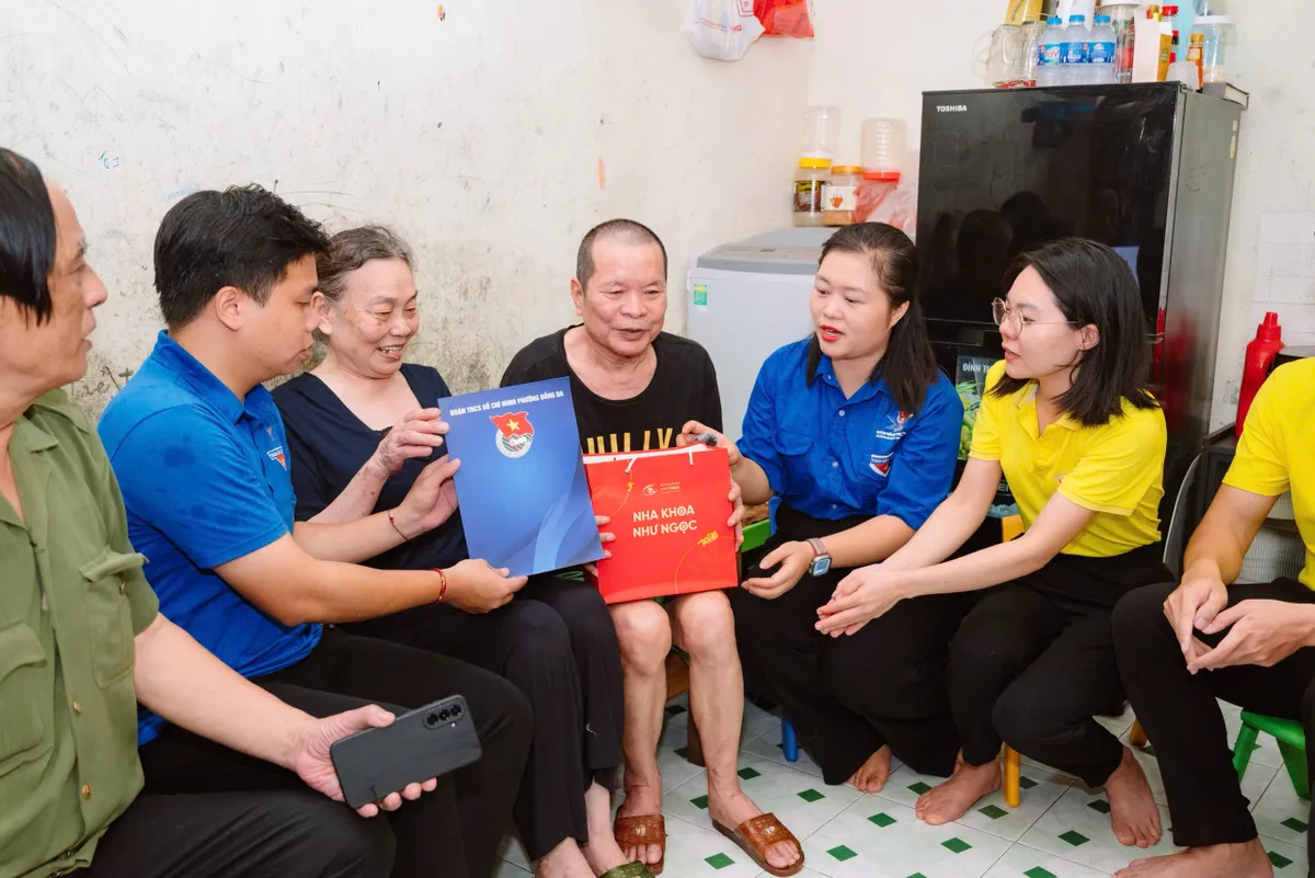Tuổi trẻ phường Đống Đa (Hà Nội) khắc ghi đạo lý “Uống nước nhớ nguồn” - Ảnh 4.