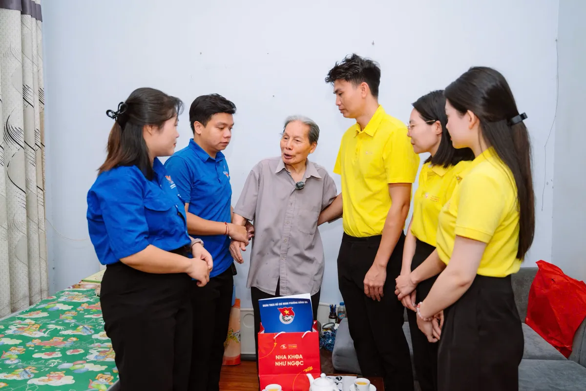 Tuổi trẻ phường Đống Đa (Hà Nội) khắc ghi đạo lý “Uống nước nhớ nguồn” - Ảnh 3.