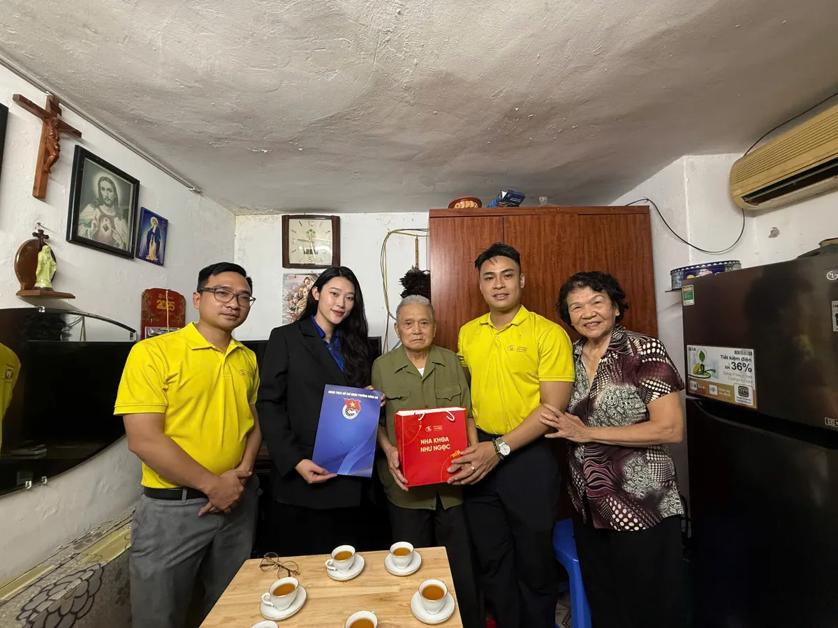 Tuổi trẻ phường Đống Đa (Hà Nội) khắc ghi đạo lý “Uống nước nhớ nguồn” - Ảnh 2.