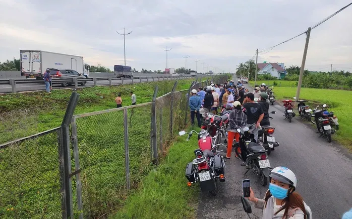 Hiện trường vụ việc xảy ra trên đường cao tốc TP Hồ Chí Minh- Trung Lương. Ảnh: NLĐ Hiện trường vụ việc xảy ra trên đường cao tốc TP Hồ Chí Minh- Trung Lương. Ảnh: NLĐ