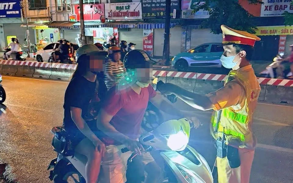 Việc kiểm tra nồng độ cồn được tiến hành công khai, được người dân đồng tình ủng hộ.