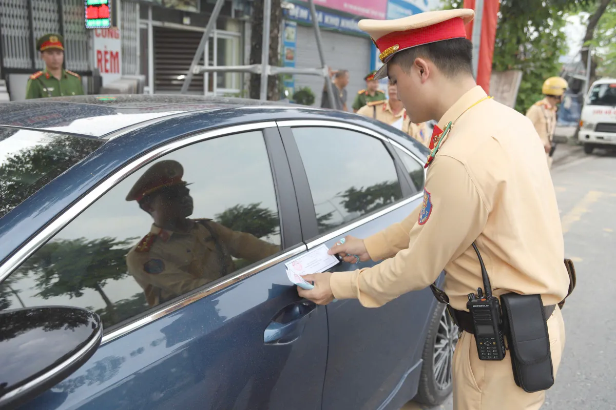  Dừng, đỗ xe trên tuyến Võ Chí Công, nhiều lái xe bị xử phạt - Ảnh 1.