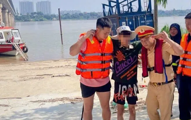 Nam thanh niên được lực lượng chức năng đưa lên bờ an toàn. Nam thanh niên được lực lượng chức năng đưa lên bờ an toàn.