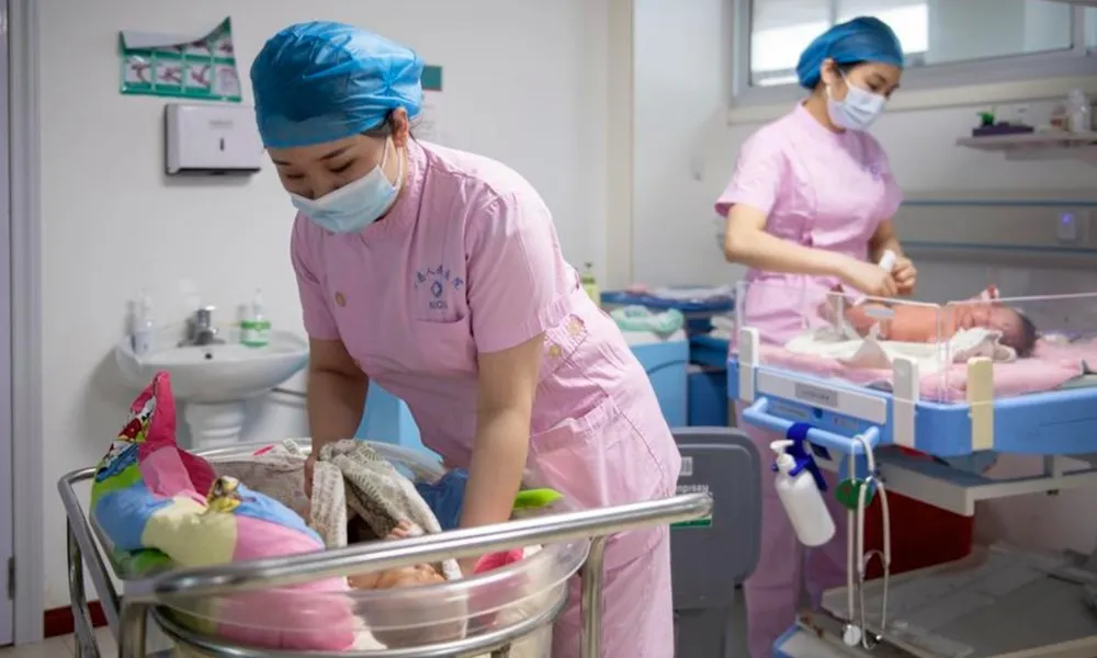Trung Quốc trợ cấp nuôi con nhỏ nhằm thúc đẩy sinh - Ảnh 1.