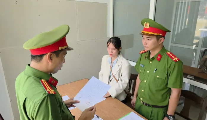 Bắt giam một nữ nhân viên ngân hàng ở Đà Nẵng  - Ảnh 1.