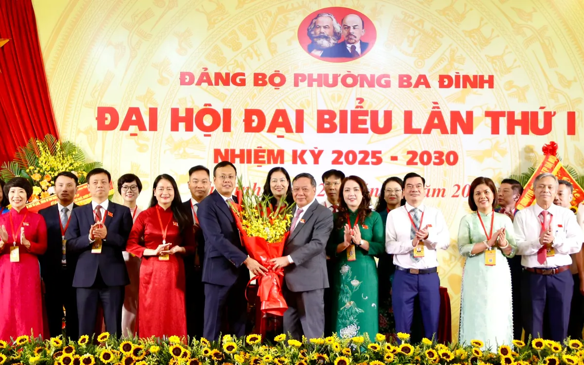 Phó Bí thư Thường trực Thành ủy Hà Nội Nguyễn Văn Phong chúc mừng Ban Chấp hành Đảng bộ phường Ba Đình nhiệm kỳ 2025-2030.