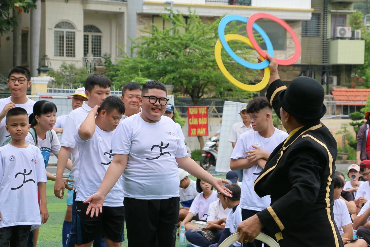 Hơn 100 người cùng Special Olympics Việt Nam hưởng ứng Tuần lễ Hòa nhập Toàn cầu- Ảnh 2.