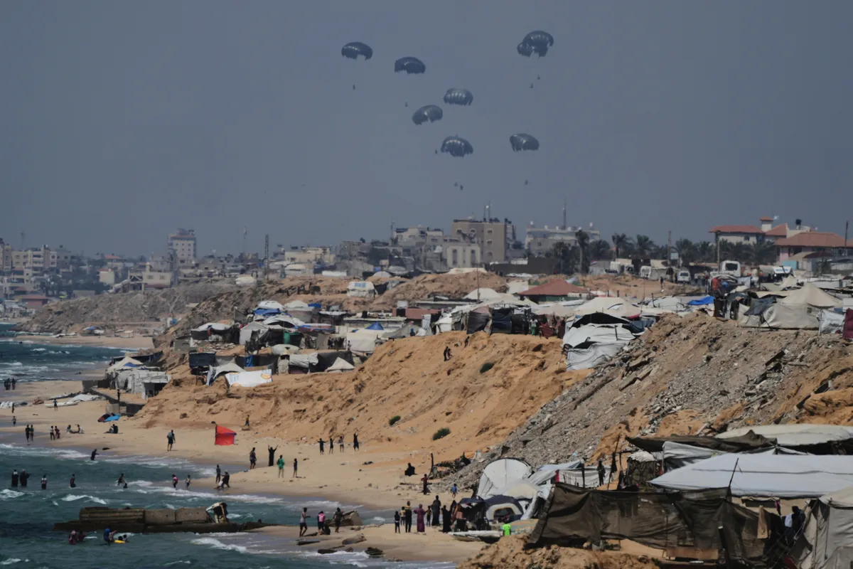 Đẩy mạnh viện trợ bằng đường hàng không tới Gaza - Ảnh 1.