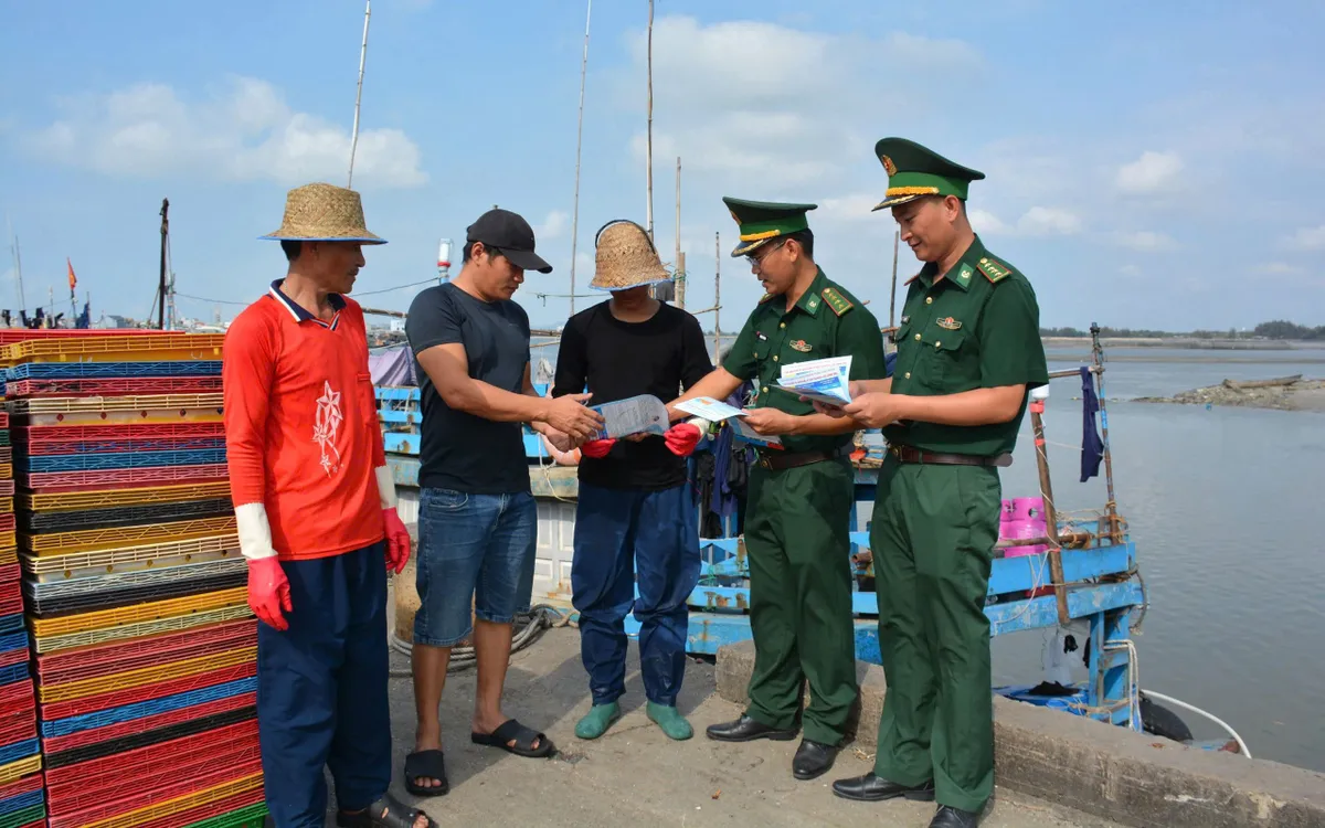 Đồn Biên phòng Phước Tỉnh phát tờ rơi tuyên truyền chống khai thác IUU cho ngư dân. Ảnh: BP. Đồn Biên phòng Phước Tỉnh phát tờ rơi tuyên truyền chống khai thác IUU cho ngư dân. Ảnh: BP.