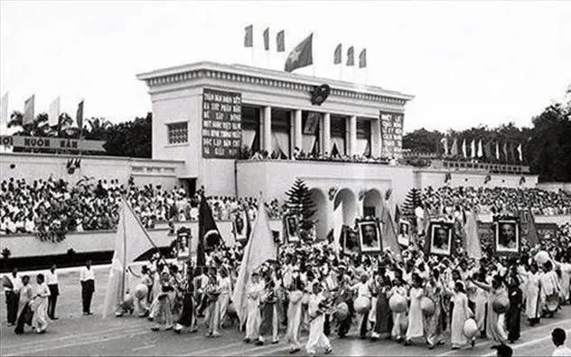 Ngày 02/9/1945, tại Quảng trường Ba Đình, Chủ tịch Hồ Chí Minh đọc Tuyên ngôn Độc lập, khai sinh nước Việt Nam Dân chủ Cộng hòa. (Ảnh: TTXVN)