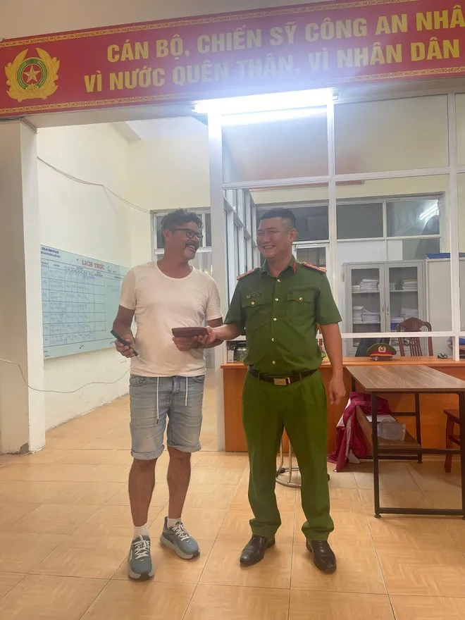 Công an Hà Nội trao trả tài sản cho du khách Pháp đánh rơi - Ảnh 1.