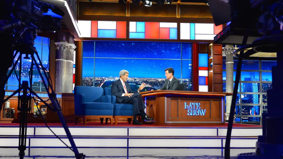 Vì sao Đài CBS hủy bỏ chương trình  "The Late Show with Stephen Colbert"? - Ảnh 2.