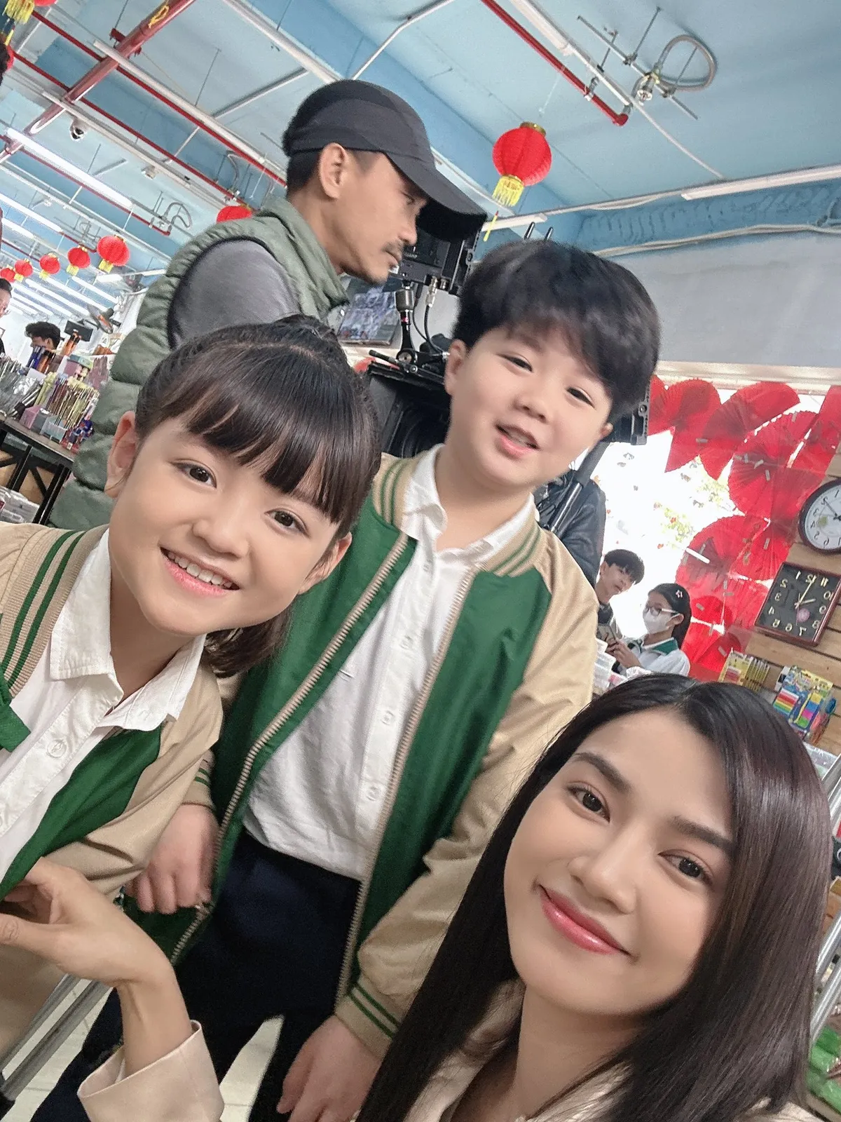 Trọng Lân - Anh Đào quấn quýt bên các con ở hậu trường Cầu vồng ở phía chân trời - Ảnh 7.