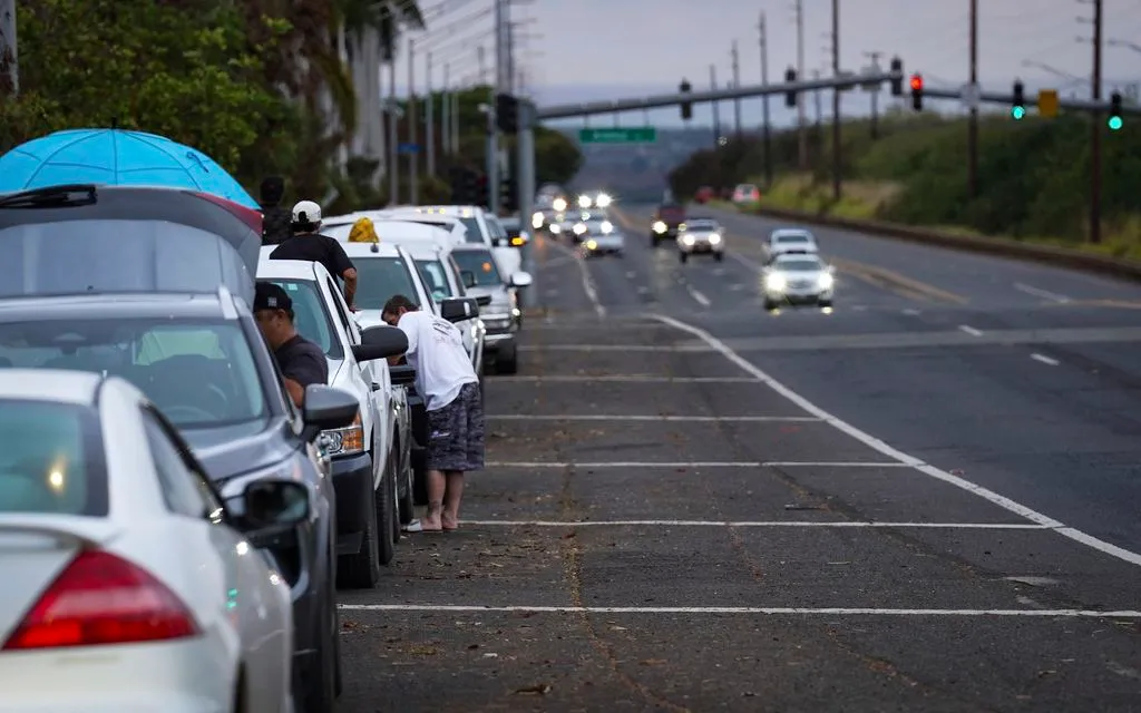 Người dân Oahu sơ tán khỏi bãi biển Ewa do nguy cơ sóng thần tại Kapolei, Hawaii, ngày 29/7/2025 (Ảnh: AP)