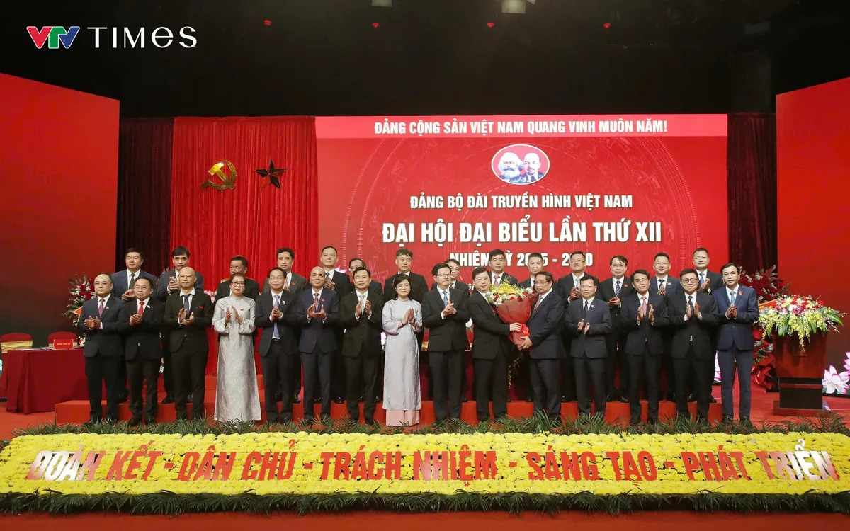 Thủ tướng Phạm Minh Chính tặng hoa chúc mừng Ban Chấp hành Đảng bộ Đài Truyền hình Việt Nam nhiệm kỳ 2025 - 2030 Thủ tướng Phạm Minh Chính tặng hoa chúc mừng Ban Chấp hành Đảng bộ Đài Truyền hình Việt Nam nhiệm kỳ 2025 - 2030