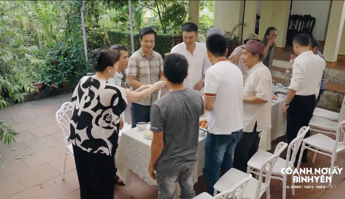Có anh, nơi ấy bình yên - Tập 2: Chủ tịch xã né giỗ, Thiếu tá Huy nhận được tin bắt cóc - Ảnh 3.