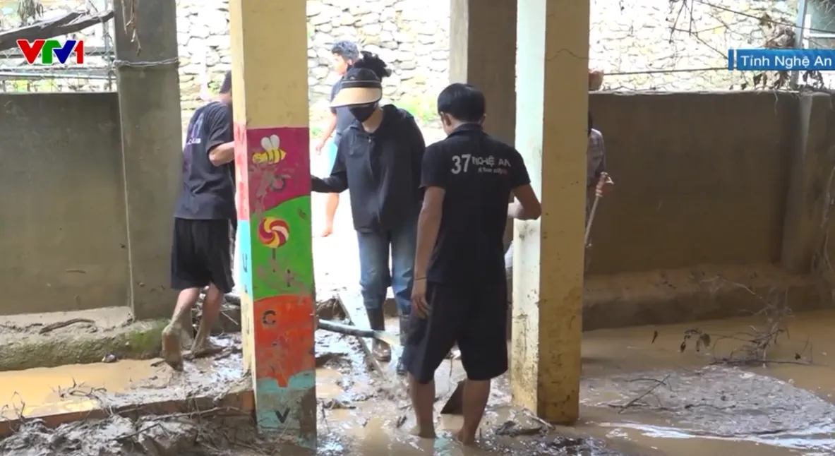 KHẨN TRƯƠNG DỌN DẸP TRƯỜNG HỌC SAU LŨ - Ảnh 3.