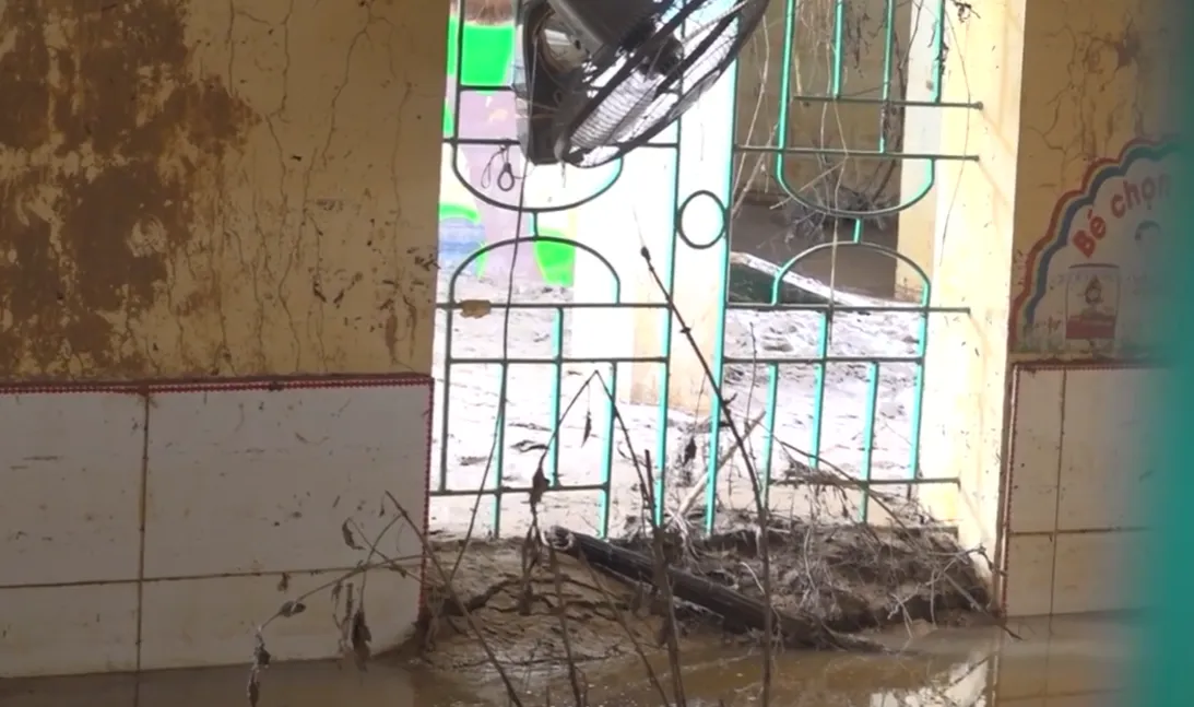 KHẨN TRƯƠNG DỌN DẸP TRƯỜNG HỌC SAU LŨ - Ảnh 2.