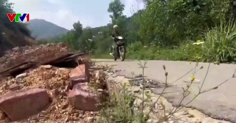 ĐƯỜNG THI CÔNG DANG DỞ GÂY MẤT AN TOÀN GIAO THÔNG - Ảnh 1.