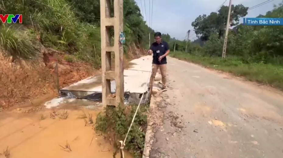 ĐƯỜNG THI CÔNG DANG DỞ GÂY MẤT AN TOÀN GIAO THÔNG - Ảnh 2.