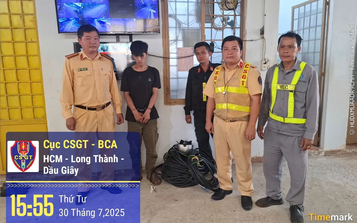 Đối tượng Huỳnh Tấn Đạt khai nhận đã trộm cắp 72 mét dây điện loại 2x16 thuộc Trạm viễn thông MobiFone tại xã Sông Nhạn, tỉnh Đồng Nai. Đối tượng Huỳnh Tấn Đạt khai nhận đã trộm cắp 72 mét dây điện loại 2x16 thuộc Trạm viễn thông MobiFone tại xã Sông Nhạn, tỉnh Đồng Nai.