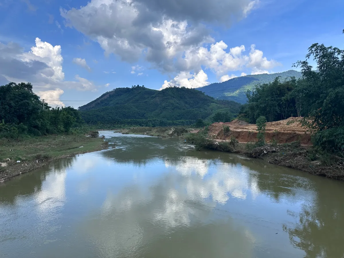 T&acirc;y tiến - H&agrave;nh tr&igrave;nh xuy&ecirc;n m&acirc;y, dệt nắng- Ảnh 3.