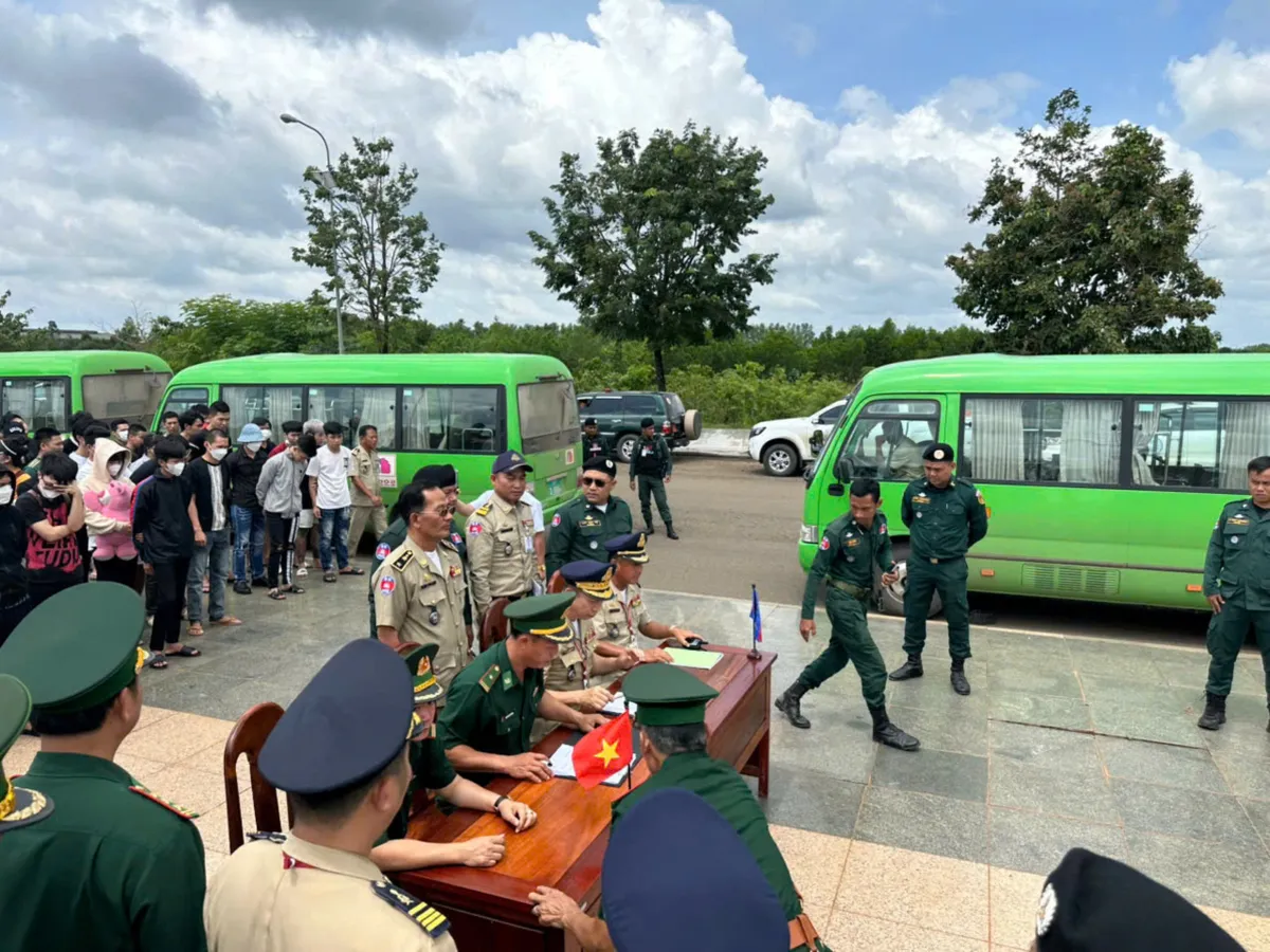 85 công dân Việt từ Campuchia về nước qua cửa khẩu Hoa Lư - Ảnh 1.