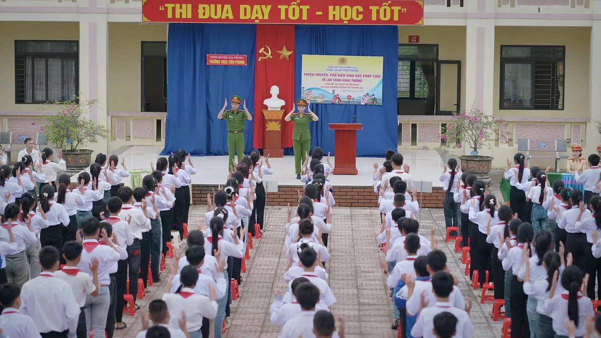 Diễn viên Tuấn Tú "choáng" vì kịch bản khó của Có anh, nơi ấy bình yên - Ảnh 3.