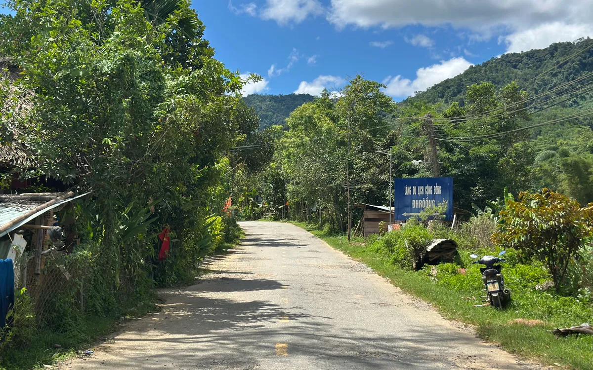 Đường vào thôn Đhrôồng (xã Tà Lu, Đông Giang, Quảng Nam. (Ảnh: Thắng Lê)