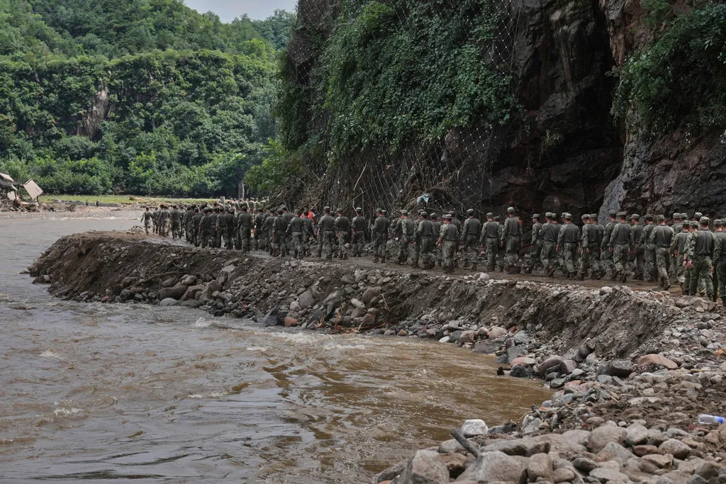 Bắc Kinh thừa nhận thiếu sót trong ứng phó mưa lũ khiến 44 người thiệt mạng - Ảnh 1.