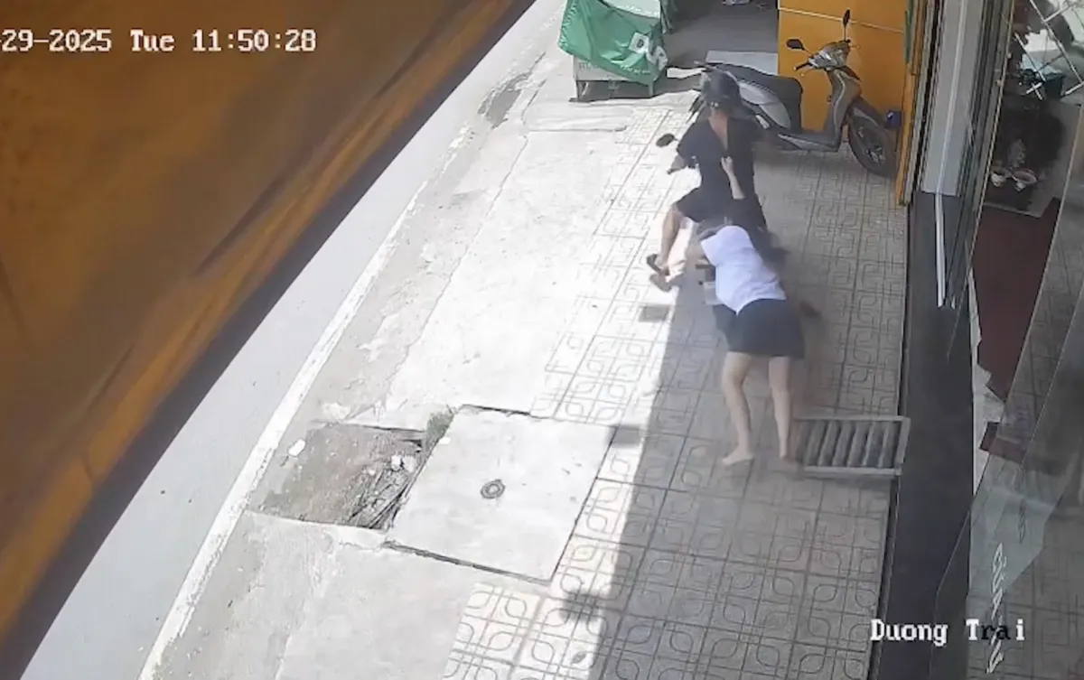 Bắt kẻ cướp giật nhẫn vàng, kéo lê nữ nhân viên tiệm vàng trên đường - Ảnh 1.