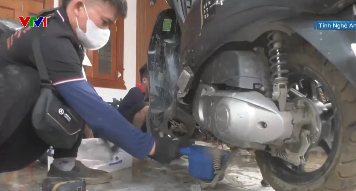 “Hồi sinh” xe máy bị ngập lụt cho bà con vùng cao Nghệ An - Ảnh 1.