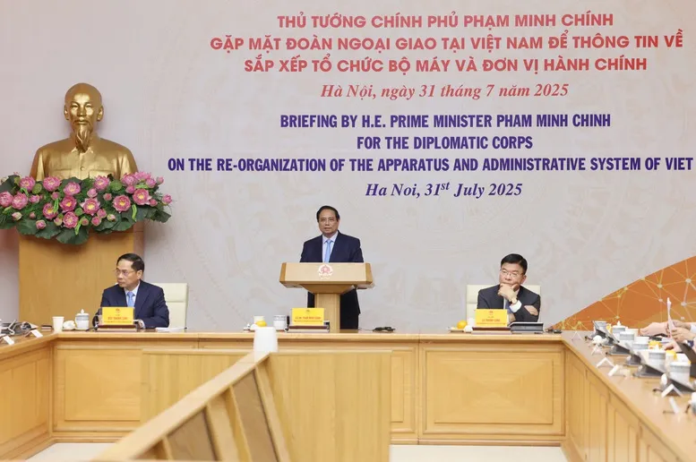 Thủ tướng gặp mặt Đoàn Ngoại giao tại Hà Nội thông tin về sắp xếp tổ chức bộ máy - Ảnh 1.