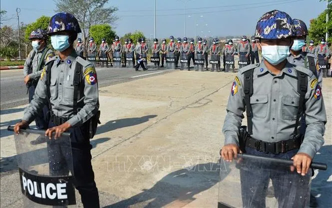 Cảnh sát phong tỏa tuyến đường dẫn tới tòa nhà Quốc hội ở thủ đô Naypyidaw. (Ảnh tư liệu: AFP/TTXVN) Cảnh sát phong tỏa tuyến đường dẫn tới tòa nhà Quốc hội ở thủ đô Naypyidaw. (Ảnh tư liệu: AFP/TTXVN)
