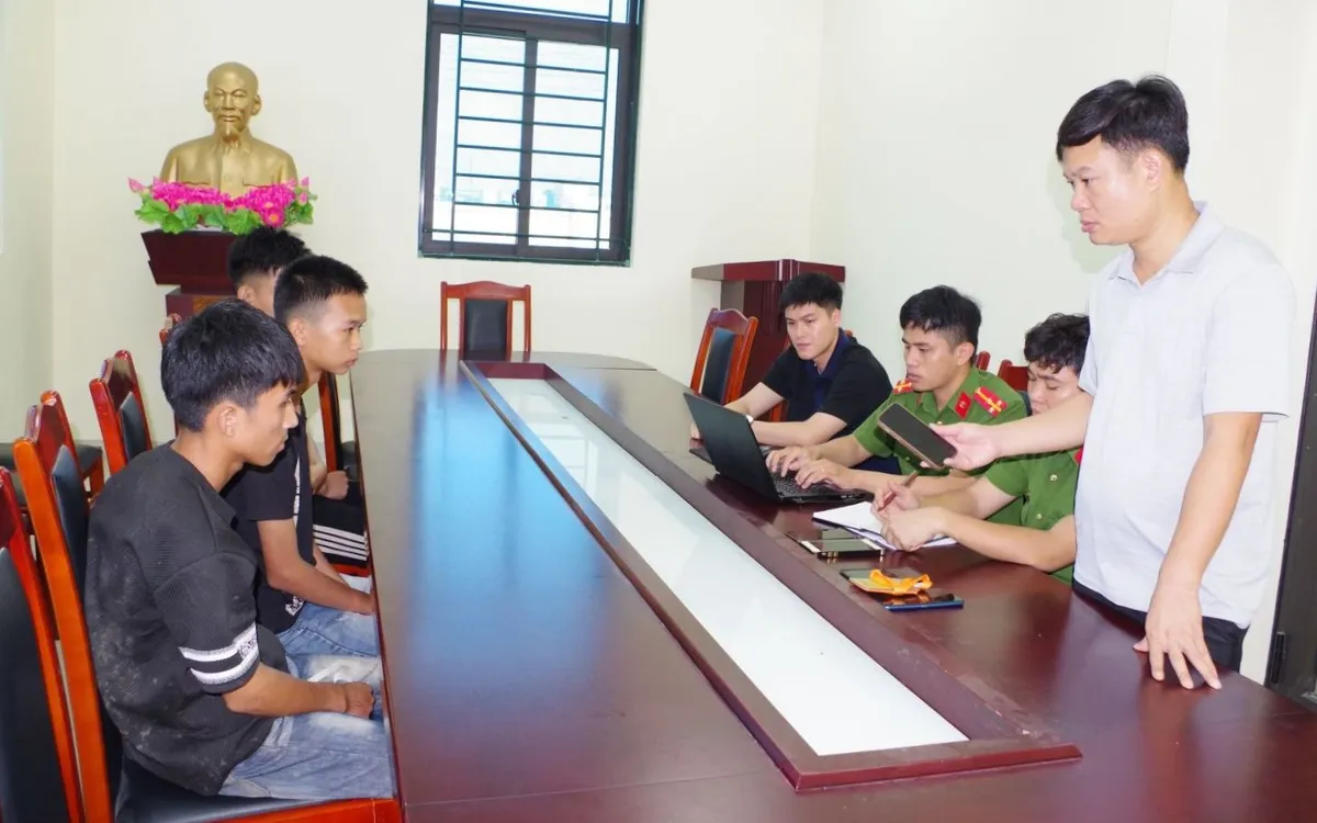Các đối tượng (bên trái) cùng tang vật tại cơ quan Công an. Ảnh: Công an tỉnh Ninh Bình Các đối tượng (bên trái) cùng tang vật tại cơ quan Công an. Ảnh: Công an tỉnh Ninh Bình