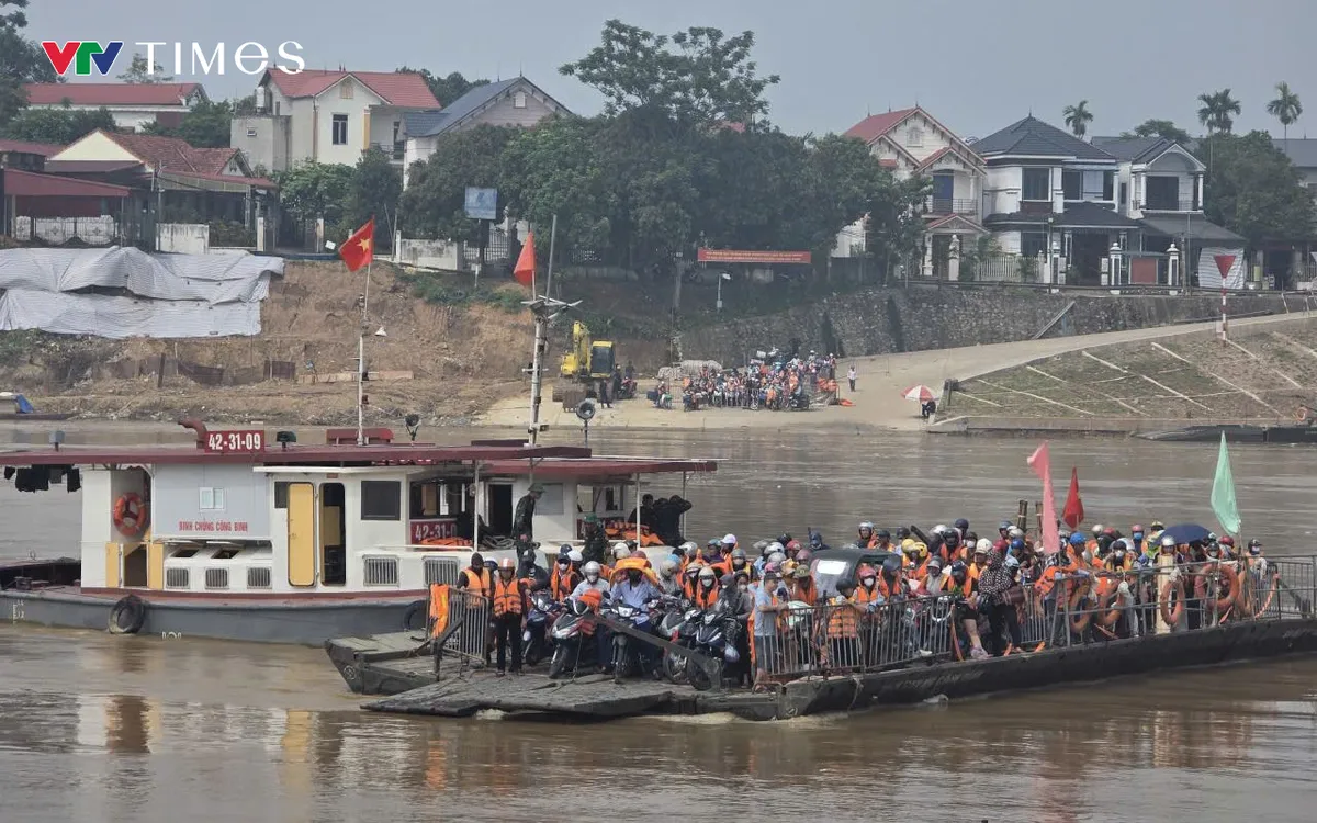 Phà được vận hành từ 5h sáng đến 20h hàng ngày. Mỗi chuyến phà có thể chở được hơn 60 người và phương tiện xe máy, xe thô sơ