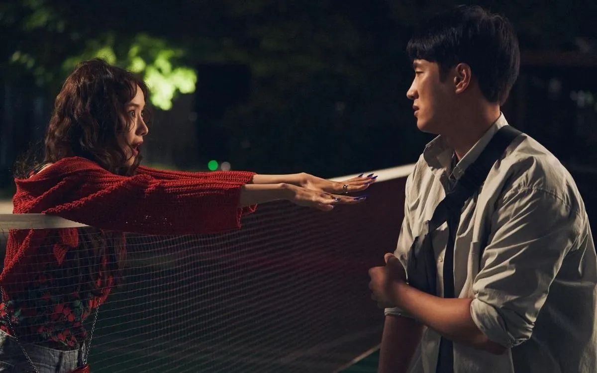 Diễn viên Yoona (bên trái) và Ahn Bo-hyun trong một cảnh phim “Pretty Crazy”. (Ảnh: CJ ENM)