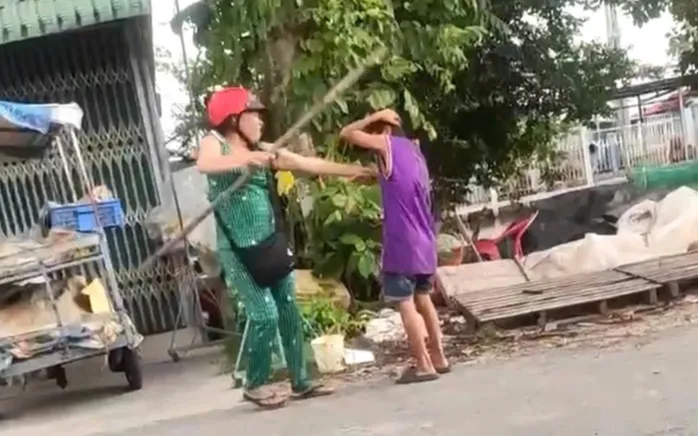 Hình ảnh bà Đời bạo hành cháu ruột. (Ảnh: NLĐ) Hình ảnh bà Đời bạo hành cháu ruột. (Ảnh: NLĐ)