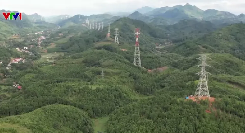 Huy động tổng lực hoàn thành đường dây 500kV Lào Cai - Vĩnh Yên dịp 19/8 - Ảnh 3.