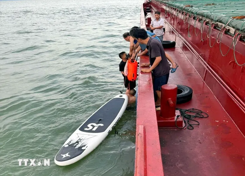 Cứu vớt được hai bố con lênh đênh trên biển nhiều giờ - Ảnh 1.