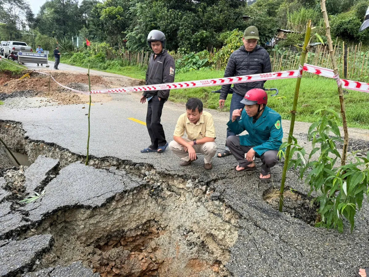 Quảng Ngãi Quốc lộ 40B sụt lún nghiêm trọng, xuất hiện "hố tử thần" tại xã Tu Mơ Rông - Ảnh 1.