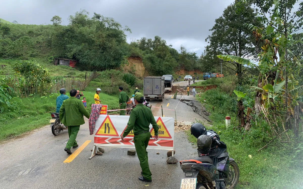 Đoạn đường bị sụt lún có nguy cơ xảy ra chia cắt hoàn toàn Đoạn đường bị sụt lún có nguy cơ xảy ra chia cắt hoàn toàn